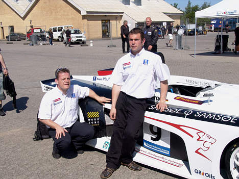 William Briand og hans kollega nød den danske forsommer, men havde til tider mere travlt end her.
(Foto: Motorsporten.dk)